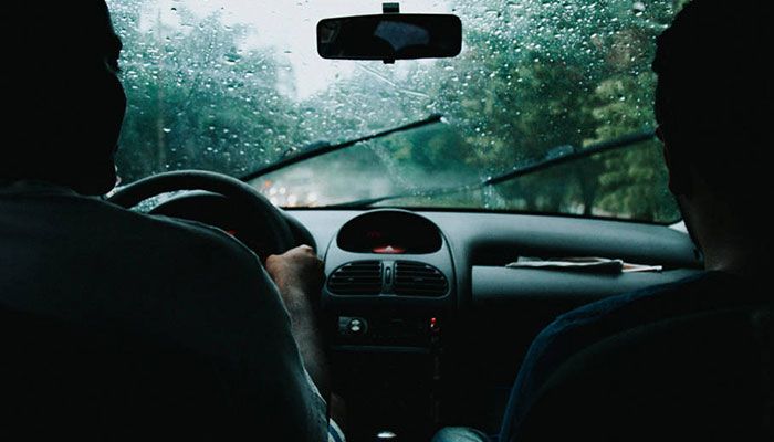 Sicurezza stradale, consigli su come guidare in presenza di pioggia, grandine e temporali
