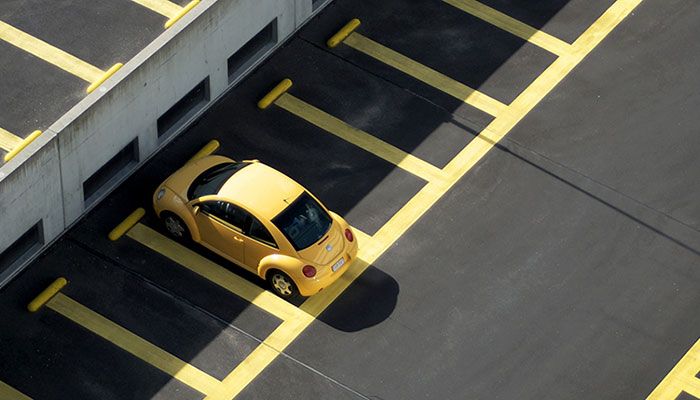 Guidare dopo aver lasciato l’auto per ore sotto il sole equivale a farlo con 0,5 g/litro di alcol nel sangue